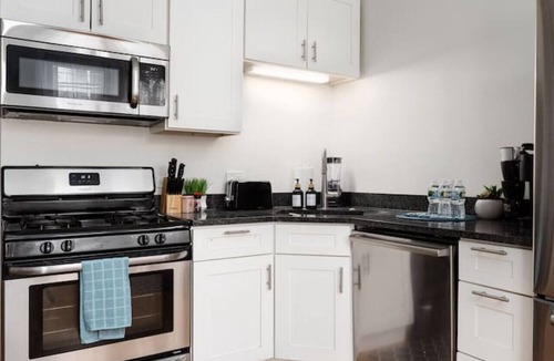East Garfield Park Apartment | 15mins DT | Wicker Park Gem | Sleeps 7 | FreePark