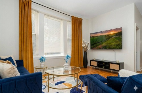 East Garfield Park Apartment | 15mins DT | Wicker Park Gem | Sleeps 7 | FreePark