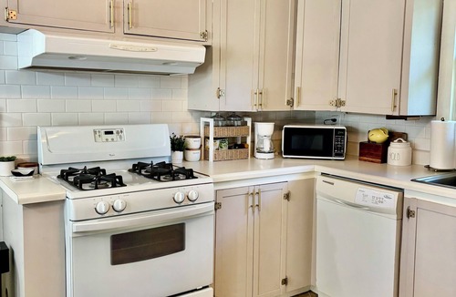 Ashdown House | 15mins to Millwood, king bed, 2 full beds, fenced yard, fire pit - The Haven
