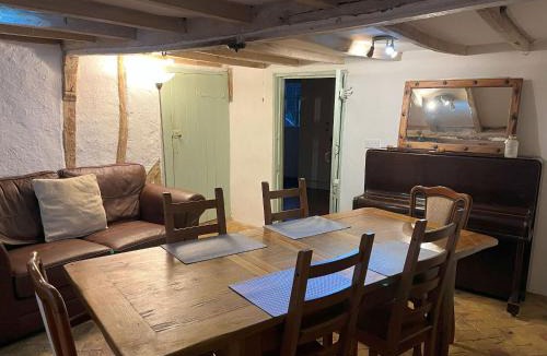 Cambridge House | 15th Century Thatched Cottage