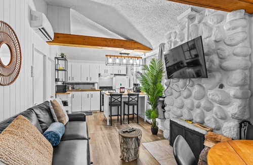 Sainte-Lucie-des-Laurentides Ski Chalet | 1601 - Le Petit Renard - Chalet with Spa and Beach
