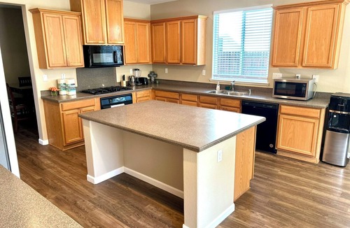 Patterson House | 16 Guest- CA King Bed, RV Parking