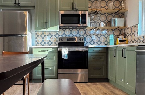 Denton House | 16 guests, 3 Full Baths, 2 sets W/D, RV Parking