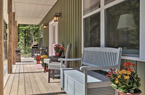 Brodheadsville House | 16 Mi to Ski Slopes! Creekside Poconos Cottage