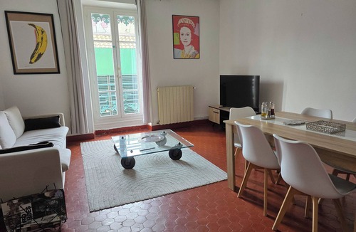 Nimes City Centre Apartment | 160m² Bright Flat in Central Nîmes