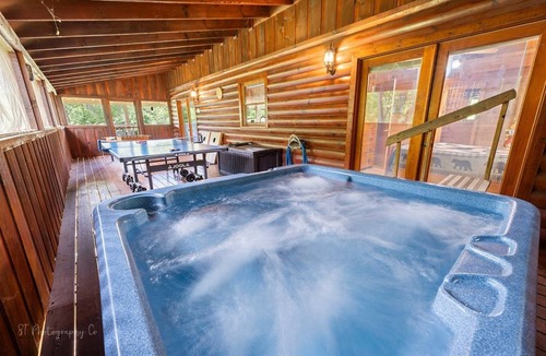 Sevierville Cabin | 161 m² Cabin ∙ 2 bedrooms ∙ 8 guests