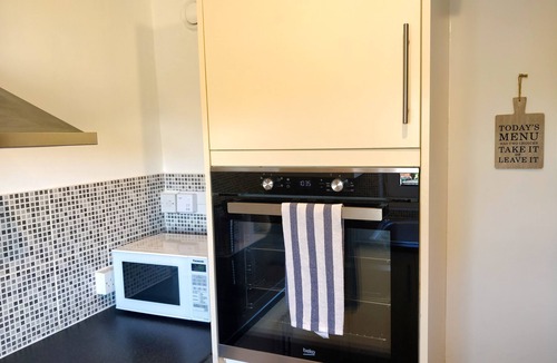 Stanwell Apartment | 168 - ExcellentStays - 2 Bedroom Flat