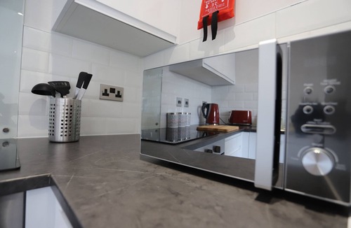 Sheldon Apartment | 16Birmingham NEC/Airport Interchange shortstay homebase