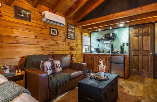 McArthur House | 16mi from Hocking Hills, hot tub, bbq, twin pond