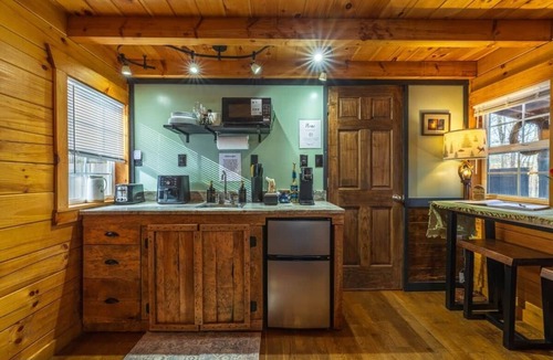 McArthur House | 16mi from Hocking Hills, hot tub, bbq, twin pond