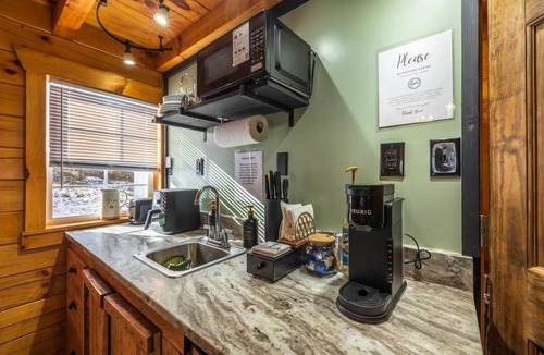 McArthur Cabin | 16mi from Hocking Hills, hot tub, Twin pond, bbq