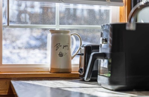 McArthur Cabin | 16mi from Hocking Hills, hot tub, Twin pond, bbq