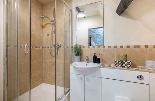 Kennington House | 16th Century Thatched Cottage!