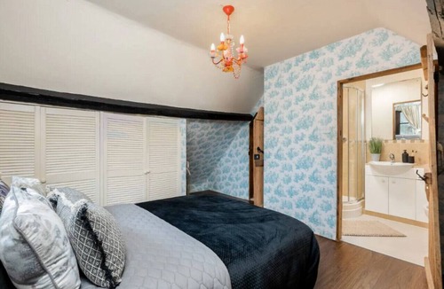 Kennington House | 16th Century Thatched Cottage!