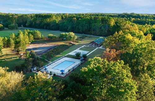 White Plains Cabin | 17 Bedroom Lodge Perfect for Retreats, Reunions, or just a Big Family Vacation!