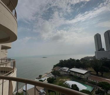 Tanjung Bungah Apartment | 17 Jazz sweet beachfront resort