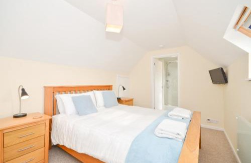 Nettlestone House | 17 Tollgate Cottages