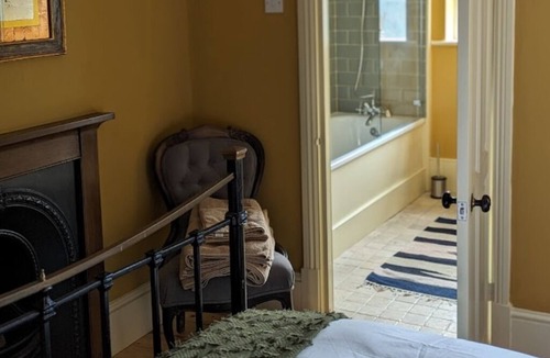 Lambeth Bed & Breakfast | 17 Trent Road