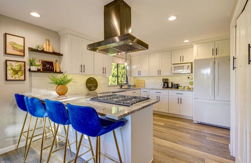 Mount Vernon House | 170) Massive 4 bedroom with Hot Tub!