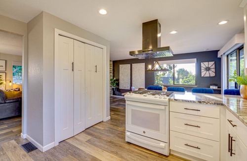 Mount Vernon House | 170) Massive 4 bedroom with Hot Tub!