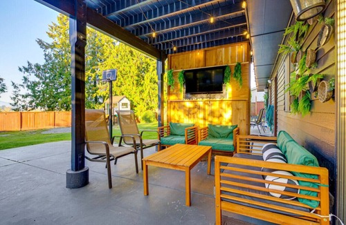 Mount Vernon House | 170) Massive 4 bedroom with Hot Tub!