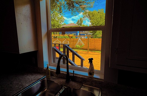 Paris House | 1700ft Gamers Nest 3 Bedroom 2 Bath 2 Kings 2 Queens and a Full! Bomb Backyard!