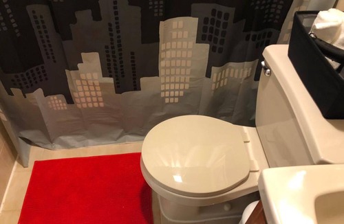 North Bergen Apartment | 1721 2H · Pop Art Studio-20min to Time SquareParking Avail