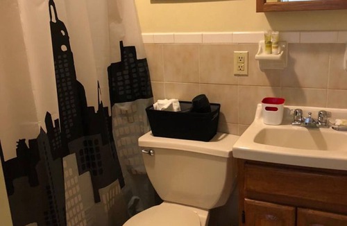 North Bergen Apartment | 1721 2H · Pop Art Studio-20min to Time SquareParking Avail