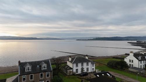 Helensburgh House | 175 On Clyde - Spacious & Cosy Cedar Wood Bungalow