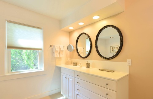 Bristol Hills Bed & Breakfast | 1795 Acorn Inn B&B