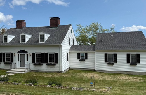 Blue Hill House | 1798 - Spacious - Sleeps 10 on the Ocean