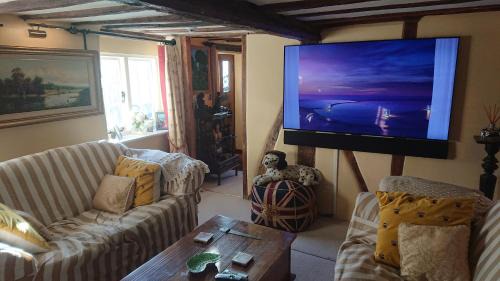 Medmenham House | 17th Century 2-Bed Sleeps 4 Free Parking