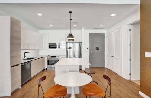 West Avenue Hotel | 17WEST Spacious 2BR Apartment with Balcony 408