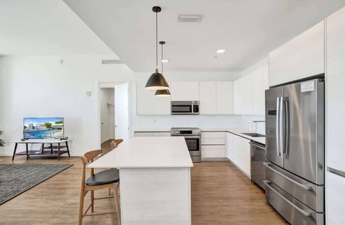 West Avenue Hotel | 17WEST Spacious 2BR Apartment with Balcony 411
