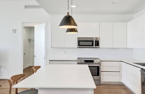 West Avenue Hotel | 17WEST Spacious 2BR Apartment with Balcony 411