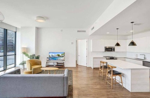 West Avenue Hotel | 17WEST Spacious 2BR Apartment with Balcony 411