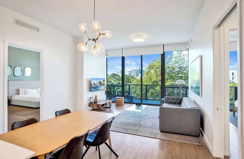 West Avenue Hotel | 17WEST Spacious 2BR Apartment with Balcony 402