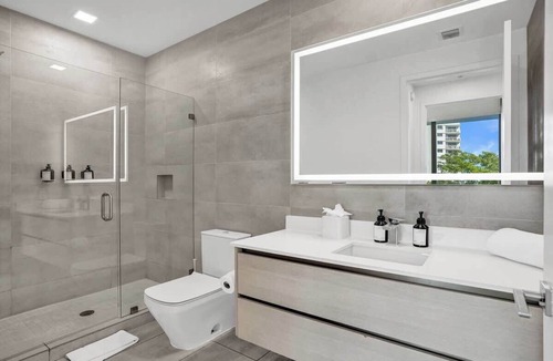 West Avenue Hotel | 17WEST Spacious 2BR Apartment with Balcony 402