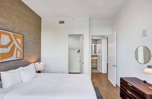 West Avenue Hotel | 17WEST Spacious 2BR Apartment with Balcony 402