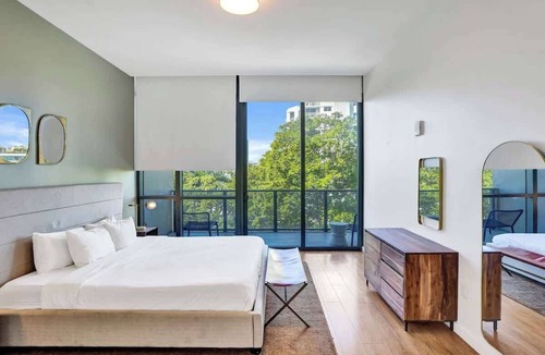 West Avenue Hotel | 17WEST Spacious 2BR Apartment with Balcony 402
