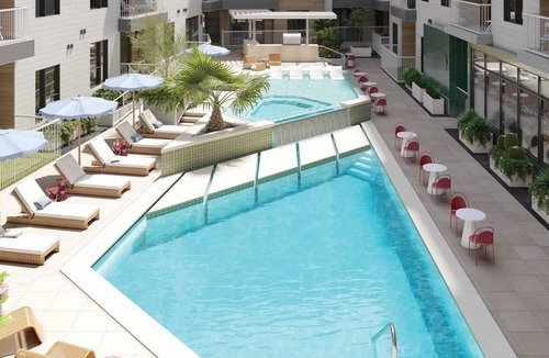 South Lamar Cottage | 18 Guests at The Code by Avantstay Steps to Zilker in South Lamar Resort Amenities + Pool