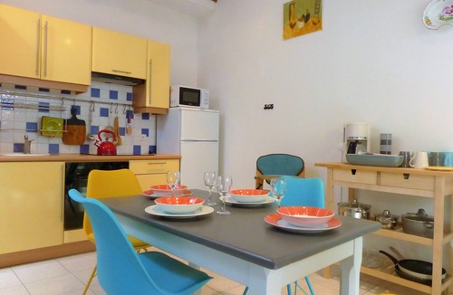 Laure-Minervois Apartment | 18 kms from the Cité de Carcassonne, gîte in a maison de maître wifi spa patio