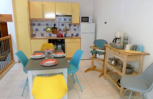 Laure-Minervois Apartment | 18 kms from the Cité de Carcassonne, gîte in a maison de maître wifi spa patio