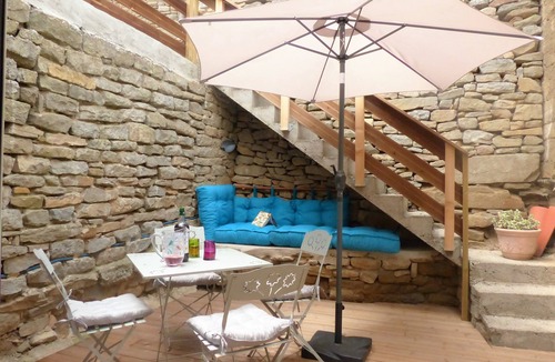 Laure-Minervois Apartment | 18 kms from the Cité de Carcassonne, gîte in a maison de maître wifi spa patio