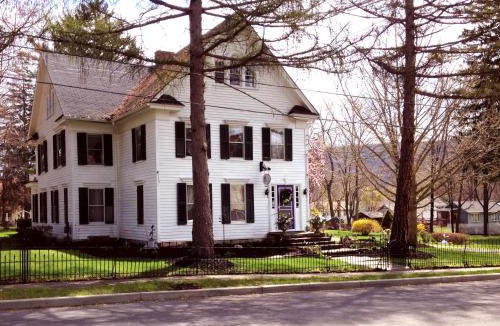 Hammondsport Bed & Breakfast | 18 Vine Inn & Carriage House
