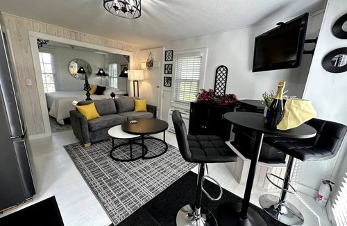 Hammondsport House | 18 Vine Inn & Carriage House