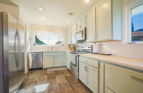 Bryn Mawr-Skyway House | 180° Lake View 3BR Retreat Terrace Near Downtown