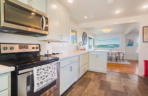 Bryn Mawr-Skyway House | 180° Lake View 3BR Retreat Terrace Near Downtown