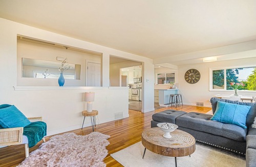 Bryn Mawr-Skyway House | 180° Lake View 3BR Retreat Terrace Near Downtown