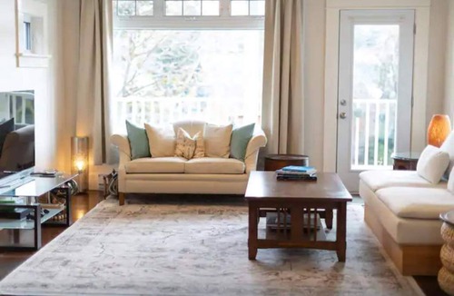 Chester Condo | 1800' | Front HBR | DT 5 Min Walk | Water views